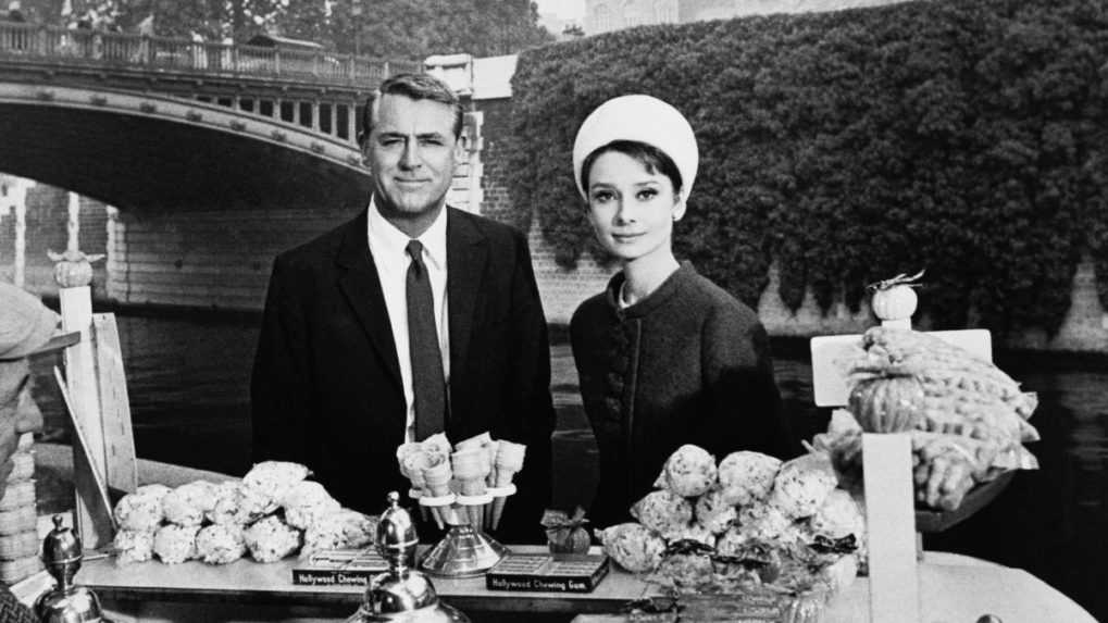 Na archívnej snímke z roku 1963 herci Cary Grant a Audrey Hepburnová.