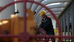 Zamestnanec kontroluje ventily plynovodu v ukrajinskom meste Stryj.