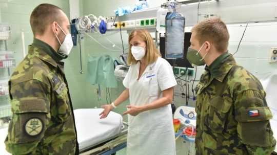 V břeclavskej nemocnici začali 18. novembra pomáhať vojaci s covidovými pacientmi.