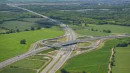 Na leteckej snímke križovatka rýchlostnej cesty R7 a diaľnice D4