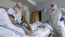 zdravotníci sa starajú o pacienta infikovaného koronavírusom