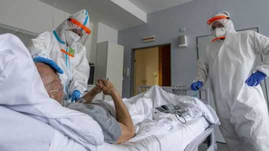 zdravotníci sa starajú o pacienta infikovaného koronavírusom