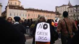 ľudia protestujú proti zavedeniu povinných covidových pasov na pracovisku v Turíne