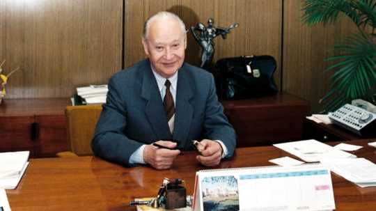 Na archívnej snímke z roku 1991 je predseda Federálneho zhromaždenia ČSFR Alexander Dubček v jeho pracovni v Prahe.