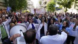 grécki zdravotníci protestujúci proti povinnému očkovaniu proti covidu
