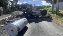 Prevrátené auto po nepokojoch na ostrove Guadeloupe.