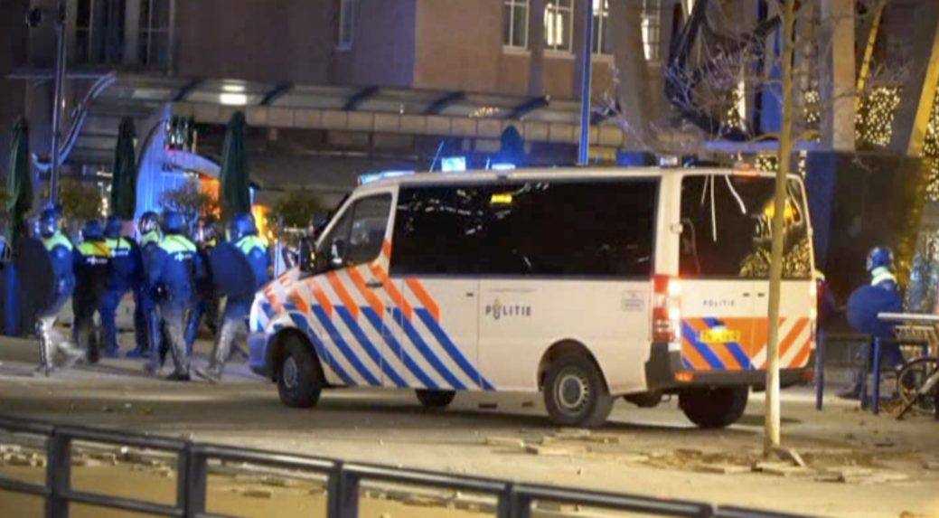 Pri protestoch proti reštrikciám zatkla polícia v Holandsku ďalších 28 ľudí