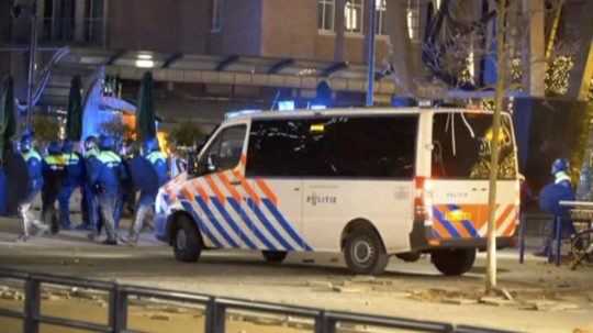 Holandskí policajti počas protestu proti sprísneniu pandemických opatrení.