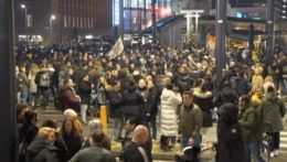 Ľudia protestujú proti sprísneným opatreniam v holandskom Rotterdame.