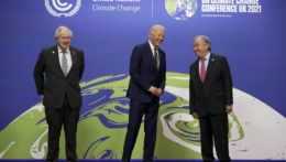 Zľava premiér Spojeného kráľovstva Boris Johnson, prezident USA Joe Biden a generálny tajomník OSN António Guterres.