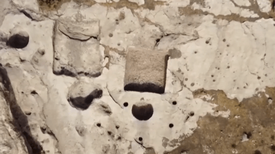 Na snímke 2 700 rokov starý lis na víno, ktorý archeológovia objavili v Iraku.