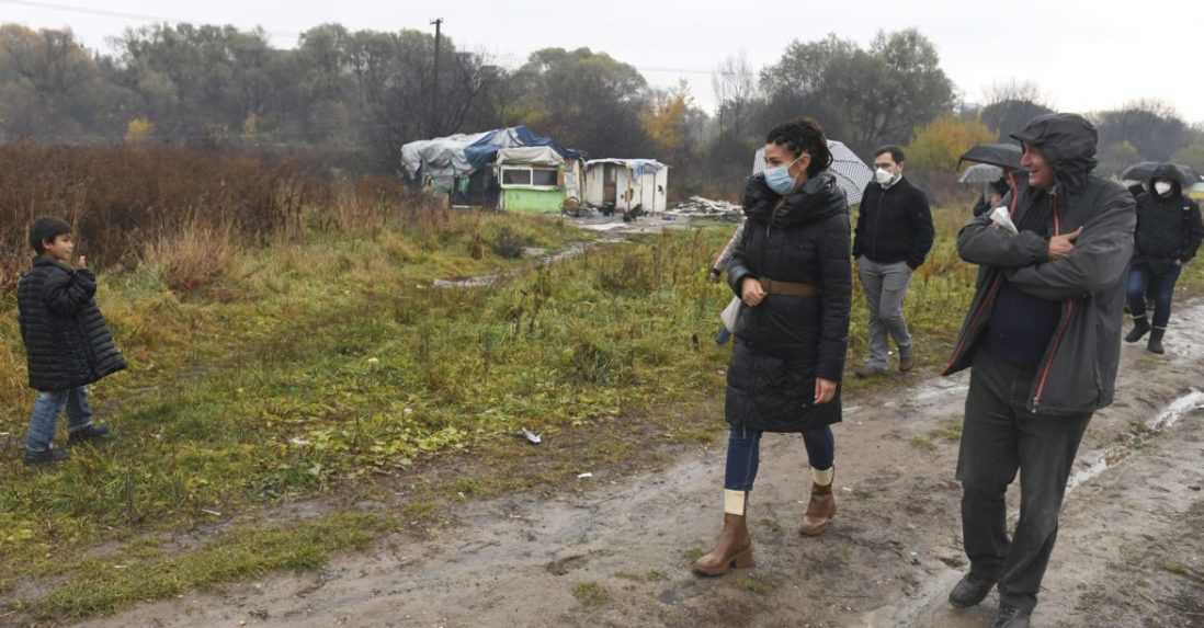 Europoslanci navštívili rómske osady. Vláda musí pridať, odkazujú
