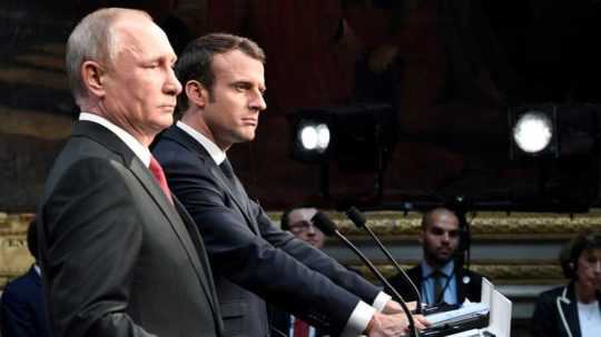 Emmanuel Macron a Vladimir Putin na spoločnej tlačovej konferencii