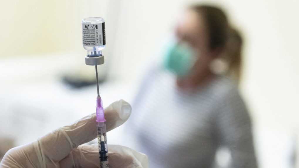 Oxfordská univerzita a AstraZeneca vyvíjajú vakcínu špeciálne proti omikronu