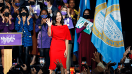 Michelle Wu sa teší z víťazstva vo voľbách.
