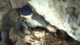 Prilby z druhej svetovej vojny v jaskyni