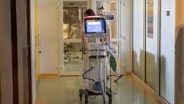 Na snímke zdravotníčka presúva zariadenie na umelú pľúcnu ventiláciu.