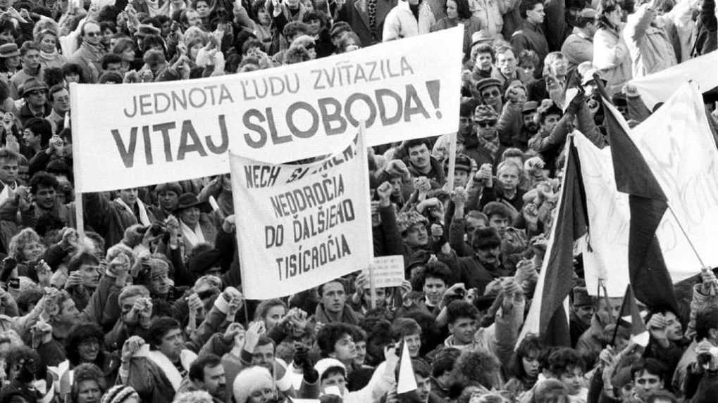 Červené barety a celonárodný štrajk. Nežná revolúcia odštartovala pred 32 rokmi