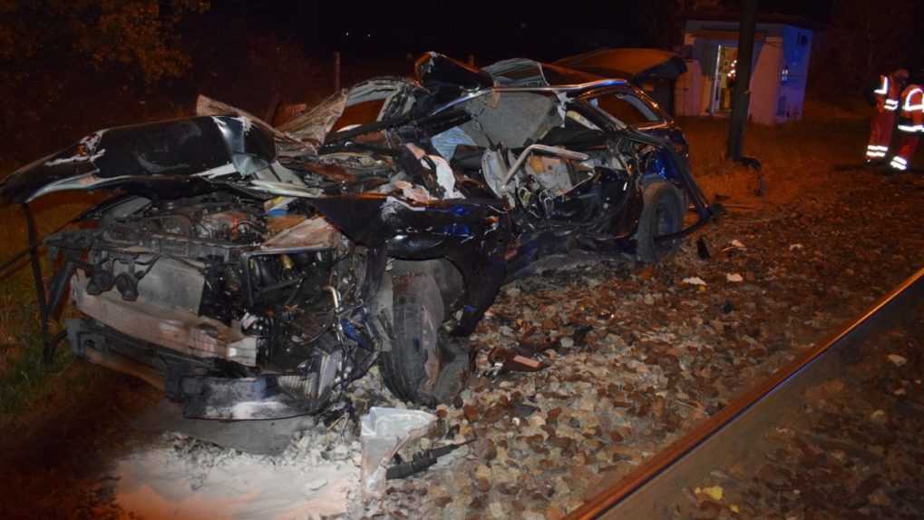 Tragická nehoda pri Leviciach. Zrážku vlaku s autom neprežila 48-ročná vodička