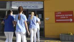 Na snímke kráčajú zdravotné sestry do Detskej fakultnej nemocnice v Košiciach