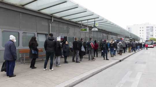 Ľudia čakajú v rade na očkovanie proti ochoreniu COVID-19 vo verejnom autobuse vo Viedni.