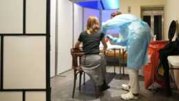 Žena dostáva vakcínu proti ochoreniu Covid-19 od spoločnosti Johnson & Johnson v Národnom divadle v Prahe.