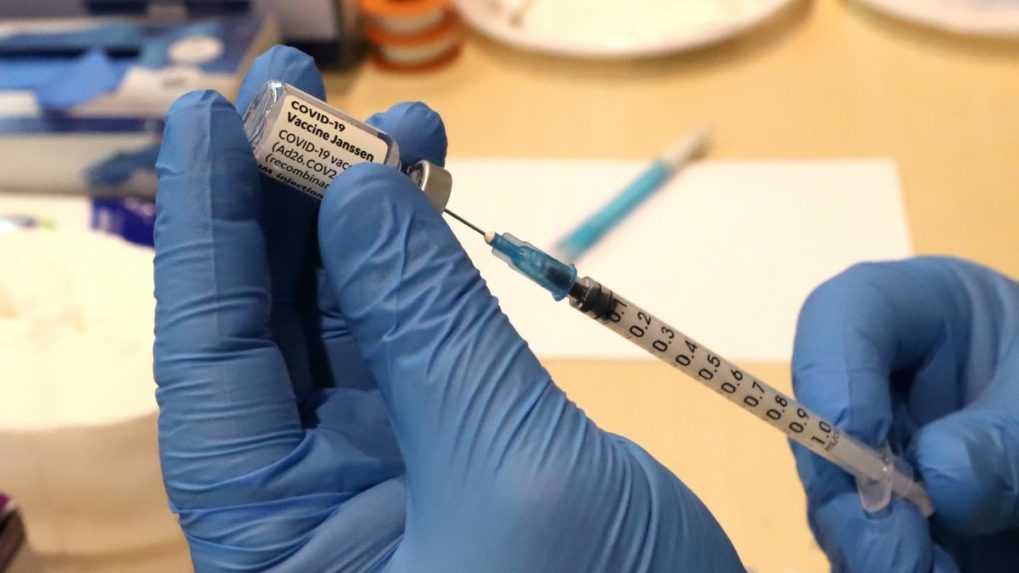 Treťou dávkou vakcíny je na Slovensku zaočkovaných viac ako 217 000 ľudí