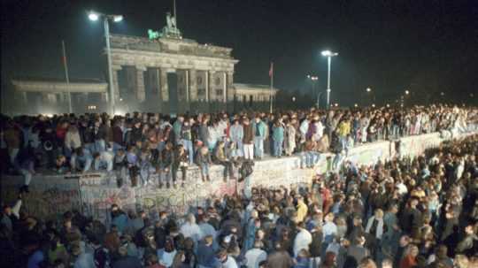 Ľudia pri Berlínskom múre.