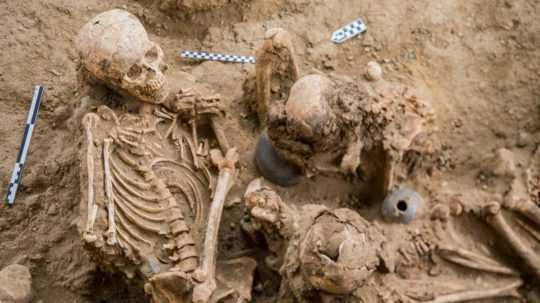 pozostatky ľudských tiel nájdené v masovom hrobe v Peru