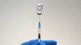 zdravotník pripravuje vakcínu proti covidu od konzorcia Pfizer/BioNTech