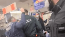 Policajný zásah v piešťanskom supermarkete