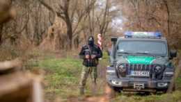 príslušník poľskej pohraničnej stráže pri poľsko-bieloruskej hranici