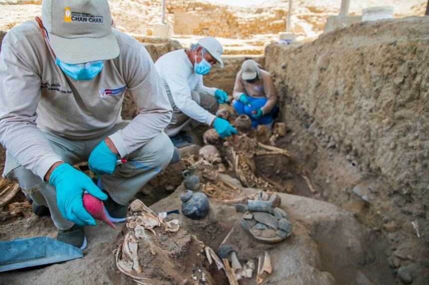 Archeológovia pri výkopových prácach v masovom hrobe.
