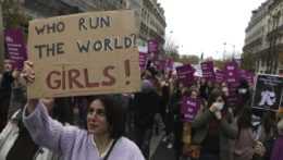 Tisíce ľudí na celom svete protestovali proti násiliu na ženách