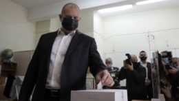 úradujúci bulharský prezident Rumen Radev vhadzuje do urny hlas v prezidentských voľbách