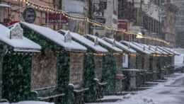 zatvorené stánky na vianočných trhoch v Innsbrucku