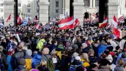Ľudia na demonštrácii proti pandemickým opatreniam vo Viedni.
