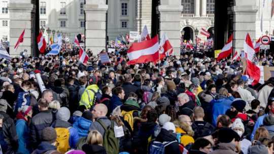 Ľudia na demonštrácii proti pandemickým opatreniam vo Viedni.