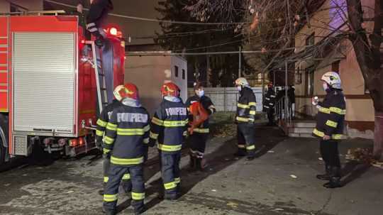 Hasiči zasahujú na mieste požiaru v nemocnici v rumunskom Ploješti.
