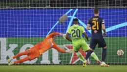 obranca Wolfsburgu Ridle Baku strieľa úvodný gól