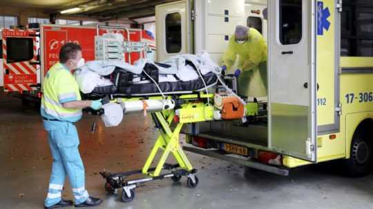 Holandskí záchranári privážajú pacienta s ochorením COVID-19 z Rotterdamu do nemocnice v nemeckom Bochume.