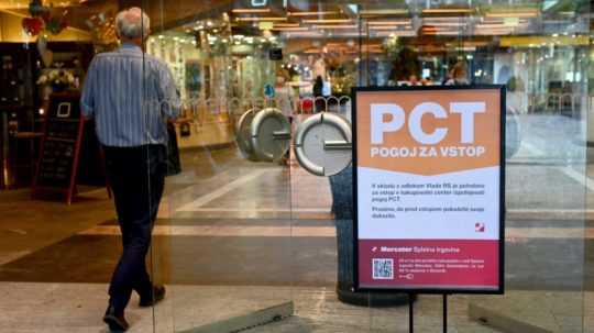 povinný covidový pas pre vstup do nákupného centra v slovinskej Ľubľane