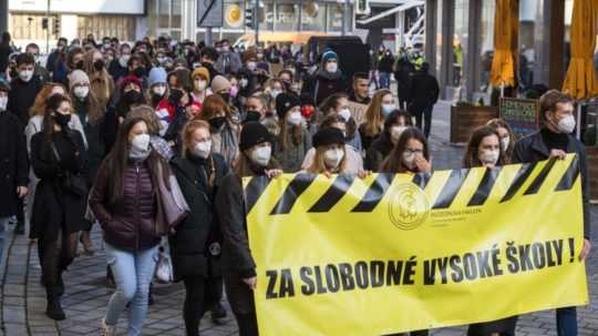 študenti počas protestného pochodu za slobodné vysoké školy v Bratislave