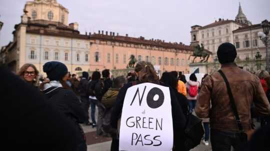 Ľudia protestujú proti zavedeniu povinných covidpassov na pracovisku v Turíne