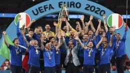 Taliani oslavujú s pohárom pre majstra Európy