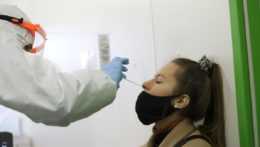 Žena počas testovania na koronavírus.