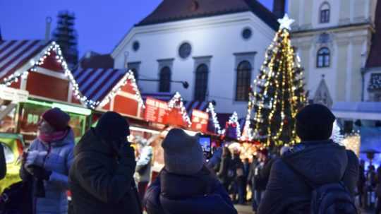 Na snímke návštevníci vianočných trhov v Bratislave.