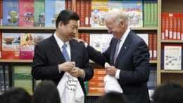 čínsky prezident Si Ťin-pching (vľavo) a americký prezident Joe Biden