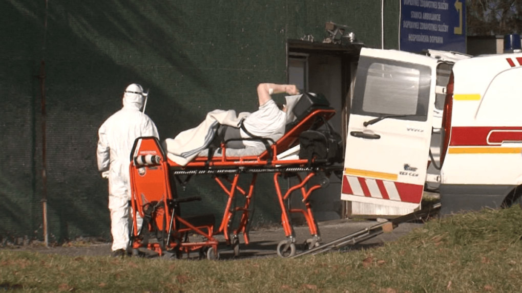 Záchranári aj lekári sú vyčerpaní, infikovaných pribúda