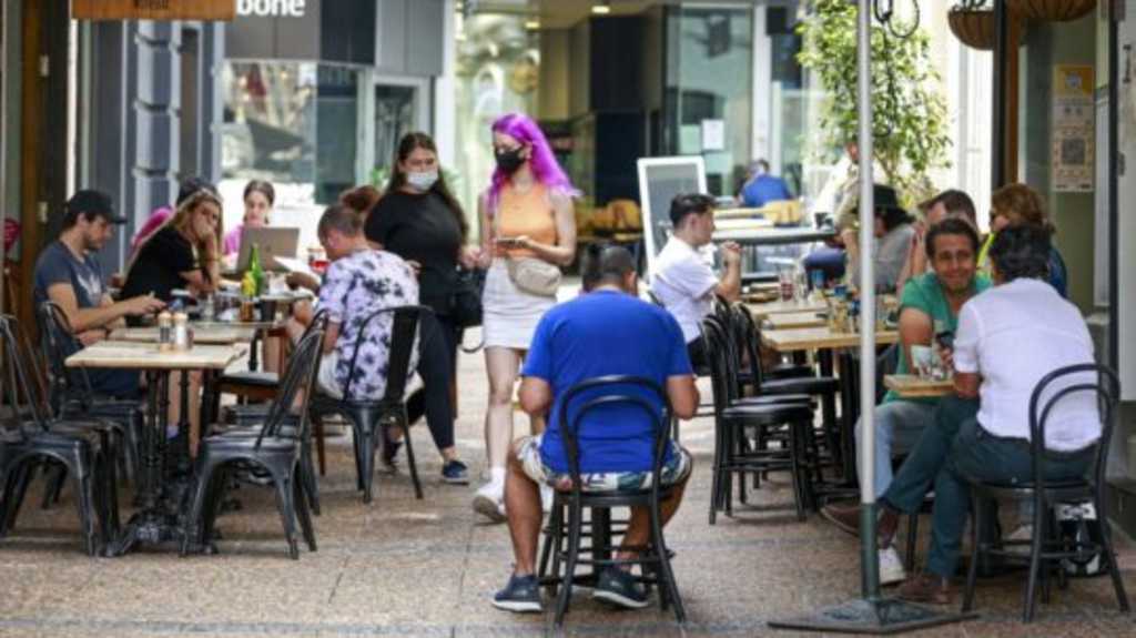 Zákazníci sedia na terase reštaurácie v meste Auckland.